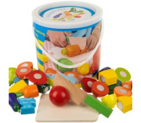 Dřevěné sekání zeleniny v kbelíku